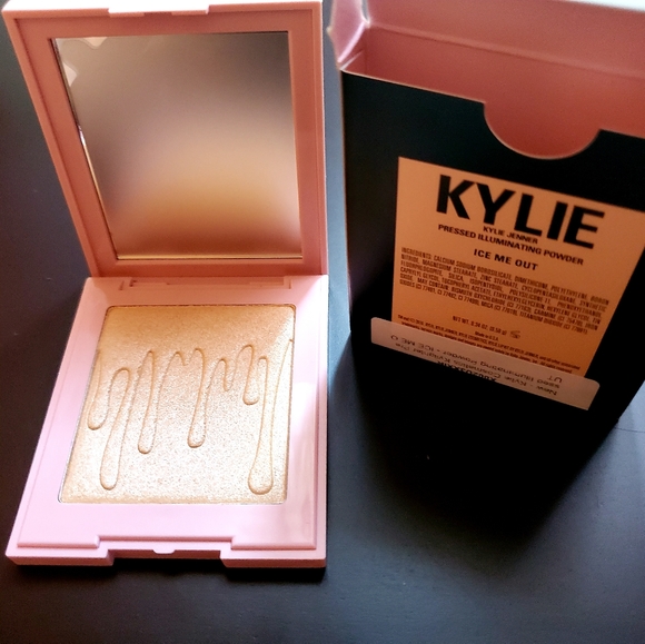 KYLIE JENNER (ICE ME OUT) ILLUMINATING POWDER - Picture 6 of 6
